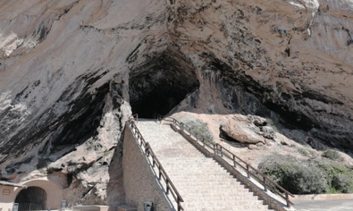 Höhlen von Arta Eingang