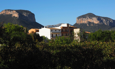Blick auf Alaro und Berge Vorschau
