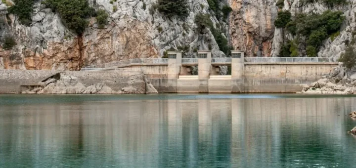 Blick auf die Gorg Blau Talsperre