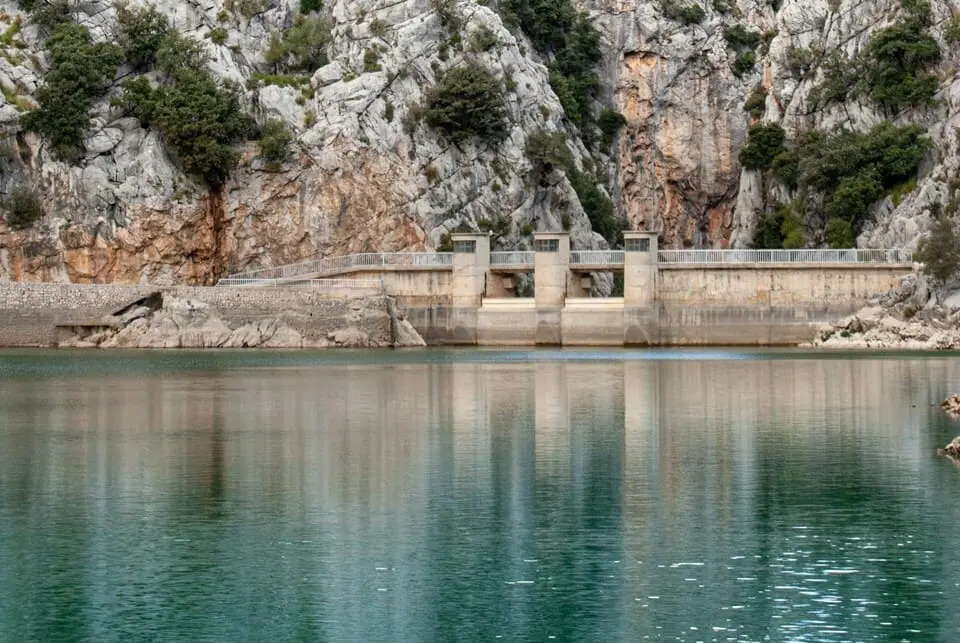 Blick auf die Gorg Blau Talsperre